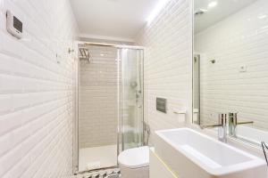 a bathroom with a sink and a toilet and a shower at Riverside 2 Bedroom Apartment by DA'HOME in Porto
