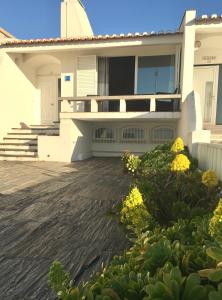 ナザレにあるCasa do Mar -Sea houseの黄色い花の家