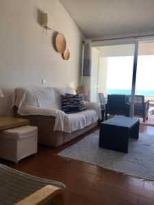 ナザレにあるCasa do Mar -Sea houseのベッドルーム1室(ベッド1台付)が備わります。