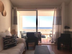 ナザレにあるCasa do Mar -Sea houseのビーチの景色を望むリビングルーム(ソファ付)