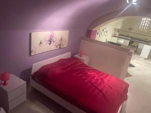 1 dormitorio con 1 cama con manta roja en Whitehouse, en Capurso
