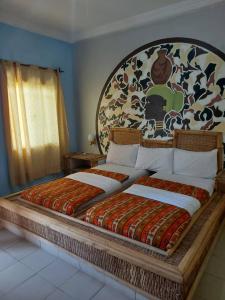 Un pat sau paturi într-o cameră la Bamboo Garden Hotel