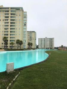 Bazén v ubytování Departamento Laguna Vista nebo v jeho okolí