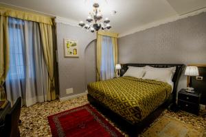 a bedroom with a large bed and a large window at Egò Boutique Hotel The Silk Road in Venice