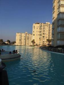 Bazén v ubytování Departamento Laguna Vista nebo v jeho okolí