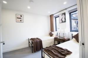 Un pat sau paturi într-o cameră la Virexxa Bedford Centre - Deluxe Suite - 2Bed Flat with Free Parking & Gym