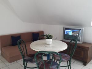 Televiisor ja/või meelelahutuskeskus majutusasutuses Béke Stúdió Apartman
