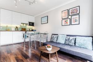 a living room with a couch and a table at Lovely 2 Bedroom Apartment Near South Bank in London