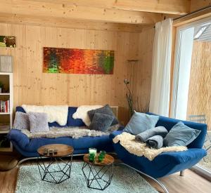 een blauwe bank in een woonkamer bij Emma in Burladingen