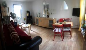 ein Wohnzimmer mit einem Sofa und einem Tisch in der Unterkunft Holiday home Groß Kordshagen/Ostsee 2774 in Flemendorf