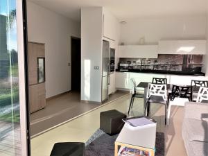 Кухня или мини-кухня в Appartement Regard-sur-mer 165m2 4ch vue mer piscine
