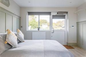 1 dormitorio con cama grande y ventana grande en Seaview 1 bed open condo - free parking en Brighton & Hove