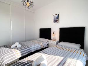 Posteľ alebo postele v izbe v ubytovaní Penthouse Balcon del Mar 124 Casasol