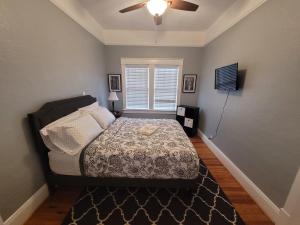 - une chambre avec un lit et un ventilateur de plafond dans l'établissement Modern Two Bedroom Home, à Lakeland