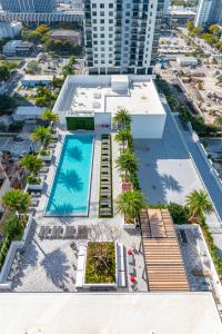 Bazén v ubytování Global Luxury Suites Miami Worldcenter nebo v jeho okolí