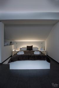 um quarto com uma cama grande num quarto branco em B&B Cindra em Karlovac