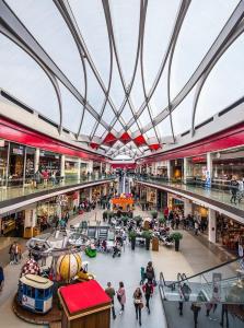 uma vista geral de um centro comercial com pessoas em La suite de lati em Liège