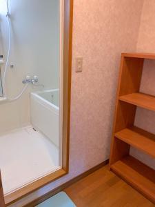 ein Bad mit einer Dusche und einem Spiegel in der Unterkunft La Colina Retreat - Vacation STAY 10109v in Madarao Kogen