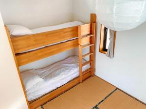 Madarao KogenにあるLa Colina Retreat - Vacation STAY 10109vの二段ベッドが備わるドミトリールームのベッド1台分です。