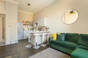 Kitchen o kitchenette sa Spacious 2BR Leith Apartment