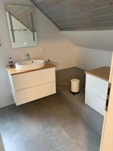 A bathroom at Ferienhaus Zum Talblick