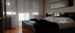 Un dormitorio con una cama con almohadas blancas. en Apartment Check In Zagreb Maksimir-free parking, en Zagreb