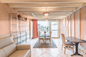 ein Esszimmer mit einem Tisch und Stühlen in der Unterkunft Le RUBIS - Confort - Proche Mag Outlet Troyes - Parking gratuit in Pont-Sainte-Marie
