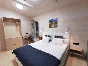 um quarto com uma cama grande numa parede de madeira em Serebryaniy Vek em Tarusa