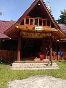 une maison en construction avec un panneau indiquant houston dans l'établissement Balian Camp, à Tuk Tuk