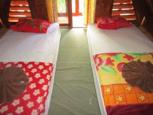Balian Camp tesisinde bir odada yatak veya yataklar