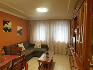 a living room with a couch and a table at PRECIOSO y AMPLIO apartamento a 2 minutos de la Playa in Arinaga