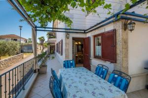 a patio with a table and chairs on a balcony at Apartmani Josip in Porat