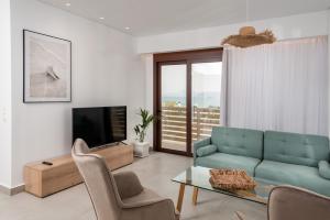 TV a/nebo společenská místnost v ubytování Thyme Sea View Apartments by 8essentially