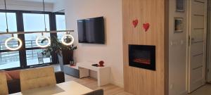 Televízia a/alebo spoločenská miestnosť v ubytovaní Triventi Apartament Rajski
