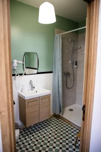 a bathroom with a sink and a shower at Cosy Green Clim Wifi Centre ville 2 pers in Lézignan-Corbières