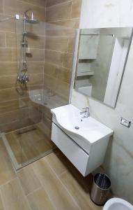 Piazza_Apartments_Tirana tesisinde bir banyo