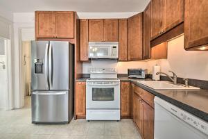 una cocina con electrodomésticos de acero inoxidable y armarios de madera en Spacious Getaway 7 Mi to Whitetail Slopes! en Mercersburg