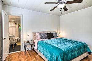 Ліжко або ліжка в номері Adorable Baton Rouge Cottage Less Than 3 Mi to LSU!