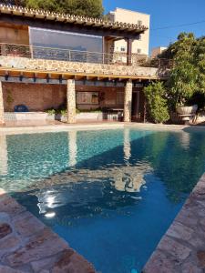 ein Swimmingpool vor einem Haus in der Unterkunft Villa con piscina privada in Torremolinos