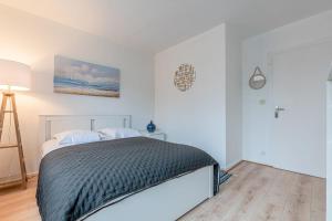 a bedroom with a bed and a painting on the wall at Les Trois Frontières in Terville