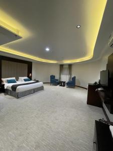 a hotel room with a bed and a flat screen tv at فندق وريف الشرق in Sarat Abidah +29 photos