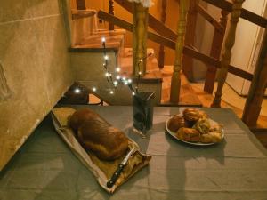 una mesa con un plato de pan y un plato de repostería en נווה מדבר - אירוח מקומי, en Arad