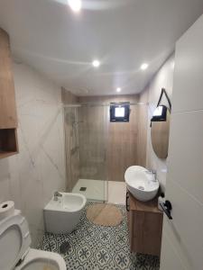 A bathroom at Apartamentos SABINILLAS