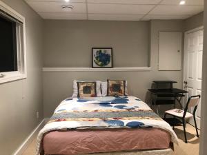 ein Schlafzimmer mit einem Bett in einem Zimmer mit einem Fenster in der Unterkunft Citadel hill cr community! in Calgary