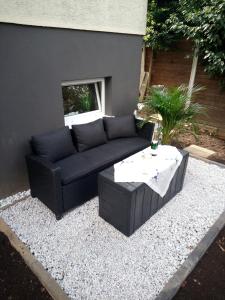 RonneburgにあるModerne Ferienwohnung bis 4 Personenの庭に黒いソファとコーヒーテーブル