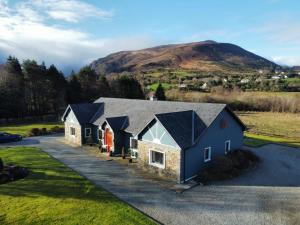 een huis met een berg op de achtergrond bij The Ferris Wheel B&B in Beaufort