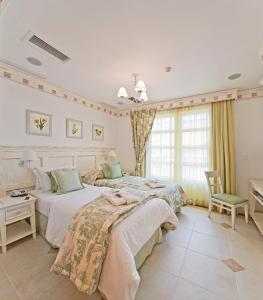 Un pat sau paturi într-o cameră la IL Campanario Villaggio Resort