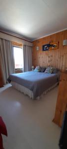 1 dormitorio con 1 cama grande en una habitación en Condominio Don Alberto, en Pichilemu