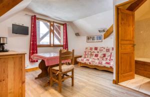 une petite chambre avec une table et une chambre dans l'établissement Bel appartement au pied des pistes, à Valmeinier