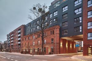 a large brick building on a city street at Jacuzzi Apartamenty Gdańsk #2 - RELAX Apartments in Gdańsk